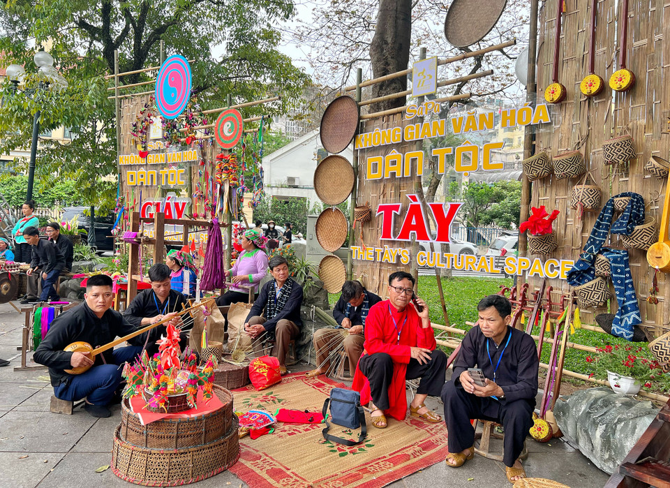 Tái hiện không gian sinh hoạt văn hóa của người Tày với đàn tính và nghề đan lát thủ công. (Ảnh: Mai Mai/Vietnam+)