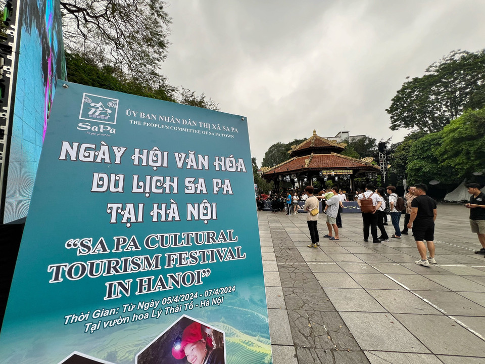 Ngày hội Văn hóa du lịch Sa Pa tại Hà Nội đã chính thức khai mạc vào cuối giờ chiều nay, tại khu vực Nhà Bát giác, Vườn hoa Lý Thái Tổ, Hà Nội. (Ảnh: Mai Mai/Vietnam+)