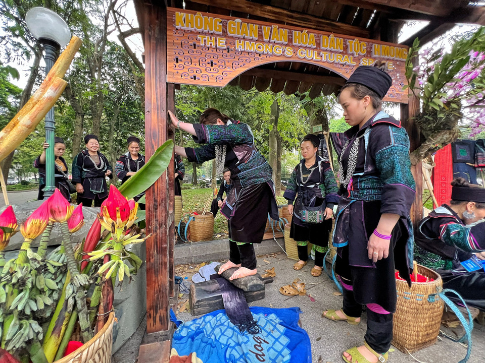Văn hóa truyền thống của đồng bào Mông Sa Pa do chính những người dân bản địa giới thiệu tới du khách. (Ảnh: Mai Mai/Vietnam+)