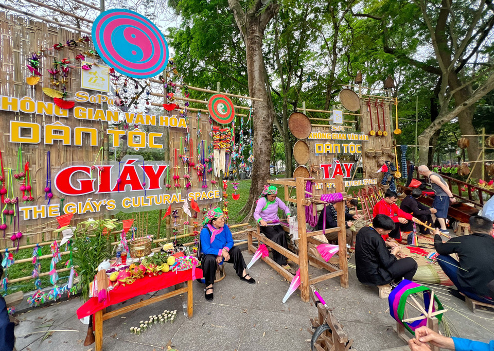 Tái hiện không gian sinh hoạt cộng đồng của đồng bào dân tộc Giáy, Tày với các nghề thủ công truyền thống. (Ảnh: Mai Mai/Vietnam+)