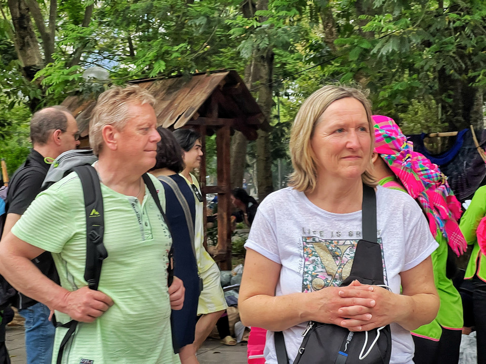 Du khách quốc tế thích thú trải nghiệm không gian văn hóa Sa Pa ở Hà Nội. (Ảnh: Mai Mai/Vietnam+)