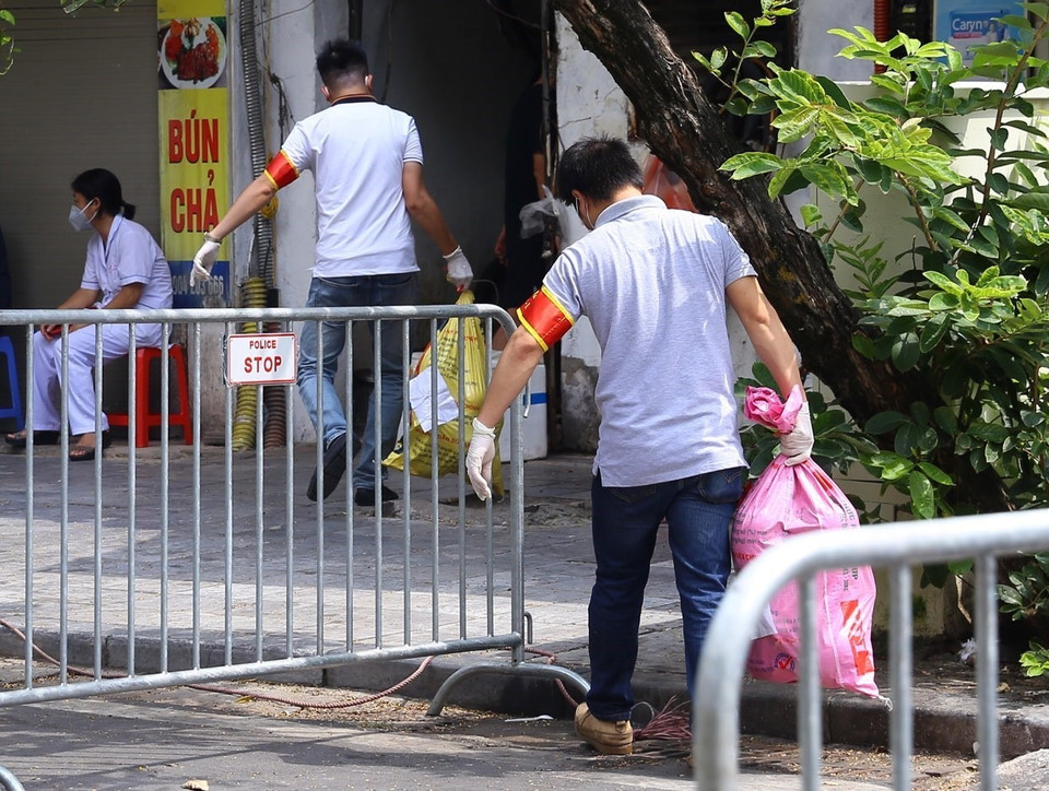 Vận chuyển hàng hóa tiếp tế vào cho người dân trong khu vực bị phong tỏa ở phố Phủ Doãn. (Ảnh: Hoàng Hiếu/TTXVN)