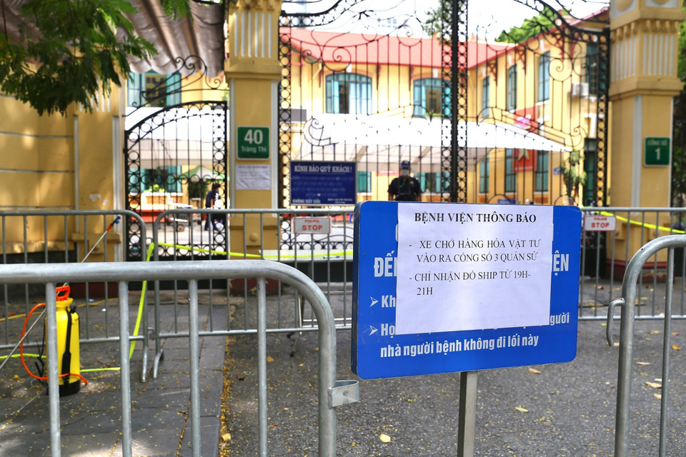Bảng thông báo giờ nhận hàng vào Bệnh viện Hữu nghị Việt Đức phía cổng mặt đường Tràng Thi. (Ảnh: Hoàng Hiếu/TTXVN)