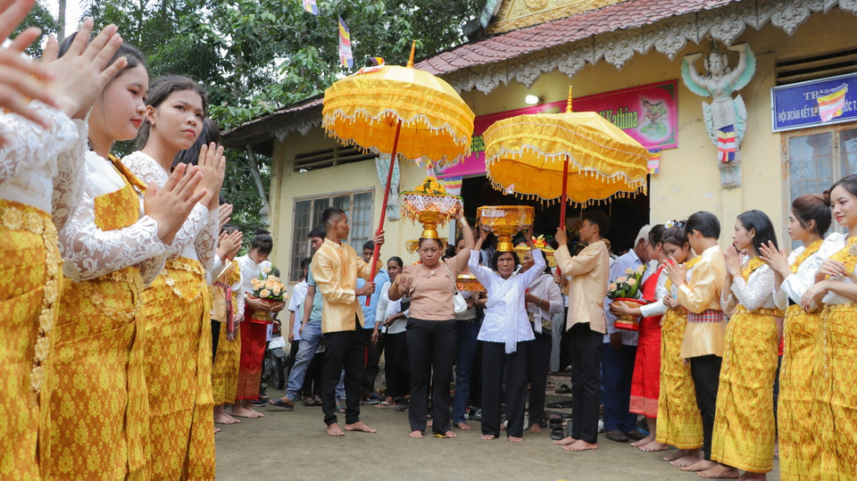 Đồng bào phật tử Khmer tiến hành nghi thức dâng y. (Ảnh: Nguyễn Hằng/TTXVN)