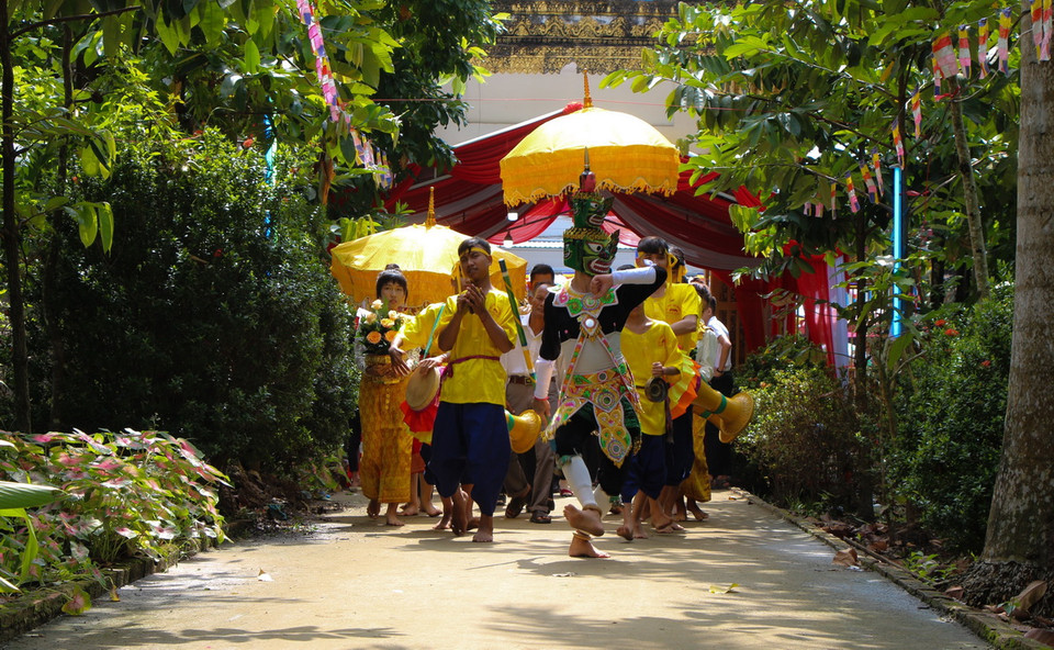 Rộn ràng Lễ dâng y Kathina của đồng bào phật tử Khmer tại Hậu Giang. (Ảnh: Nguyễn Hằng/TTXVN)