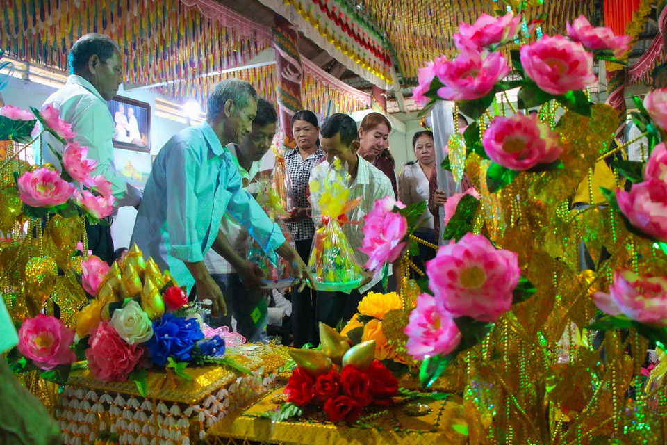 Y và các vật dụng được xếp trang nghiêm trên chánh điện trước khi cử hành nghi thức dâng y. (Ảnh: Nguyễn Hằng/TTXVN)