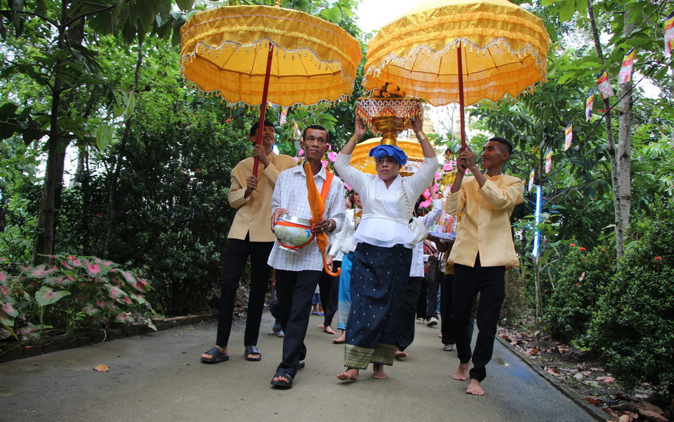 Rộn ràng Lễ dâng y Kathina của đồng bào phật tử Khmer tại Hậu Giang. (Ảnh: Nguyễn Hằng/TTXVN)