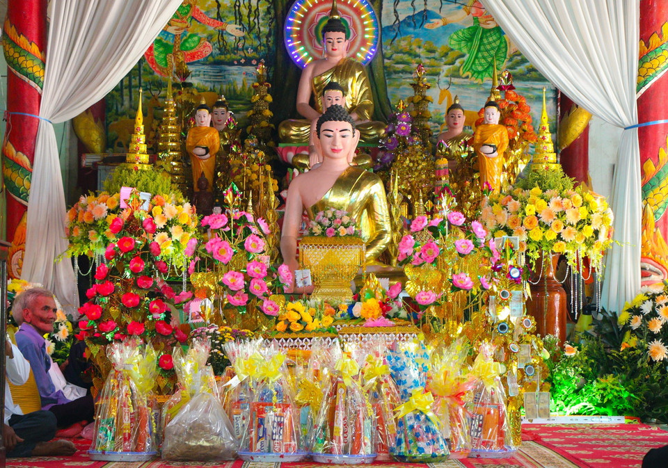 Từ 15/9-15/10/2024 âm lịch, đồng bào Khmer trong tỉnh Hậu Giang rộn ràng mừng Lễ Dâng y Kathina. Y và các vật dụng được để trang nghiêm trên chánh điện trước khi dâng cúng. (Ảnh: Nguyễn Hằng/TTXVN)