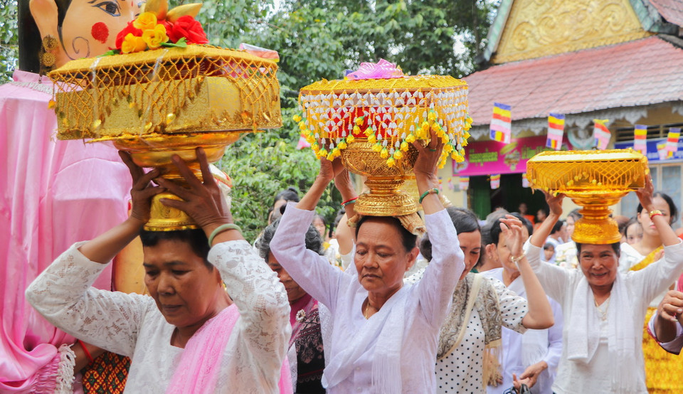 Đồng bào phật từ Khmer tiến hành nghi thức dâng y. (Ảnh: Nguyễn Hằng/TTXVN)