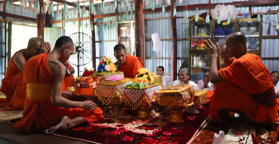 Chư tăng tiến hành nghi thức thọ nhận y và các vật dụng. (Ảnh: Nguyễn Hằng/TTXVN)