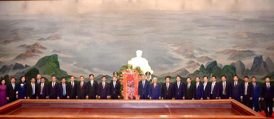 Tổng Bí thư, Chủ tịch nước Tô Lâm và các đại biểu tại Nhà tưởng niệm Chủ tịch Mao Trạch Đông. (Ảnh: Trí Dũng/TTXVN)