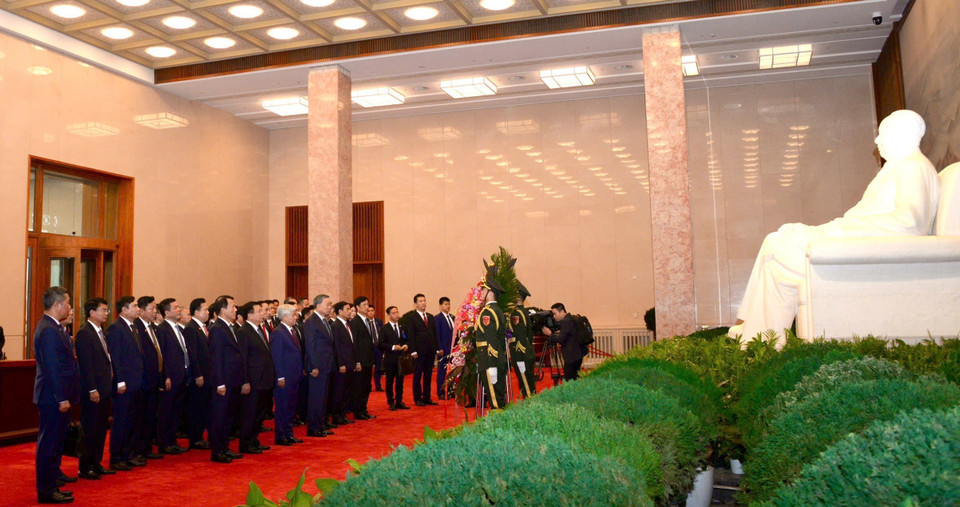 Tổng Bí thư, Chủ tịch nước Tô Lâm và các đại biểu thực hiện nghi thức tưởng niệm Chủ tịch Mao Trạch Đông. (Ảnh: Trí Dũng/TTXVN)