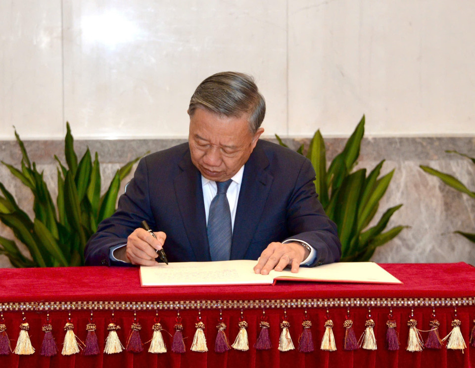 Tổng Bí thư, Chủ tịch nước Tô Lâm ghi cảm tưởng tại Nhà tưởng niệm Chủ tịch Mao Trạch Đông. (Ảnh: Trí Dũng/TTXVN)