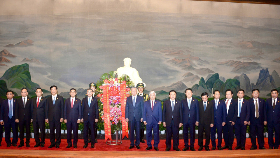 Tổng Bí thư, Chủ tịch nước Tô Lâm và các đại biểu tại Nhà tưởng niệm Chủ tịch Mao Trạch Đông. (Ảnh: Trí Dũng/TTXVN)