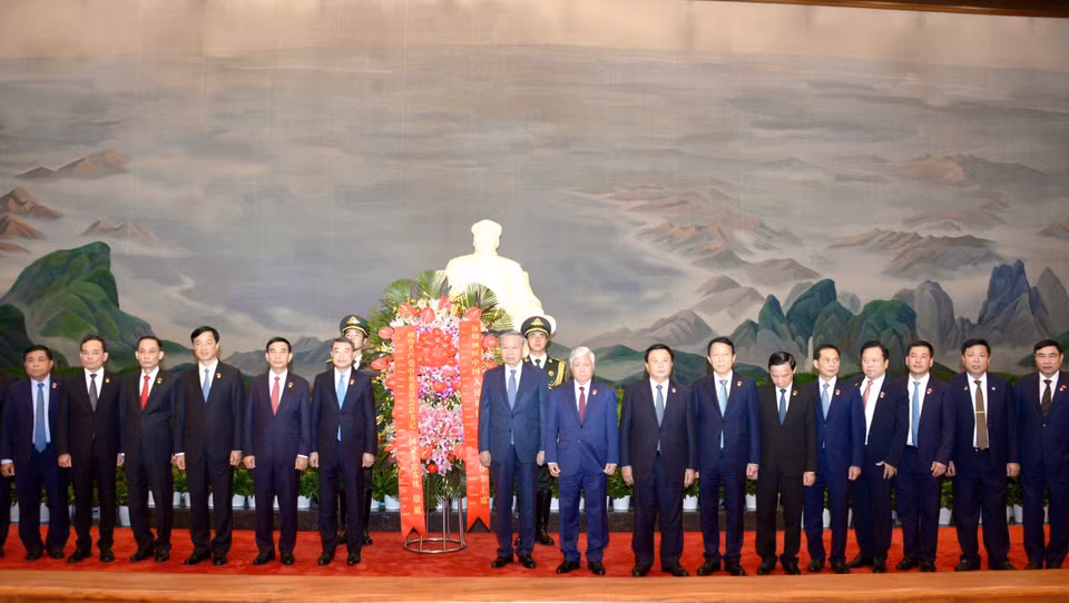 Tổng Bí thư, Chủ tịch nước Tô Lâm và các đại biểu tại Nhà tưởng niệm Chủ tịch Mao Trạch Đông. (Ảnh: Trí Dũng/TTXVN)