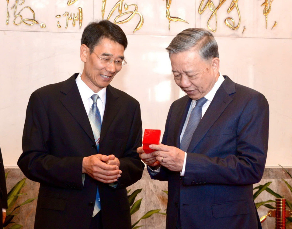 Lãnh đạo Nhà tưởng niệm Chủ tịch Mao Trạch Đông tặng Tổng Bí thư, Chủ tịch nước Tô Lâm món quà lưu niệm. (Ảnh: Trí Dũng/TTXVN)