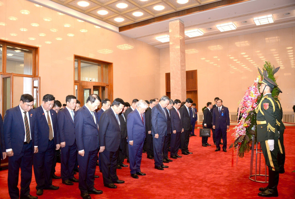 Tổng Bí thư, Chủ tịch nước Tô Lâm và các đại biểu thực hiện nghi thức tưởng niệm Chủ tịch Mao Trạch Đông. (Ảnh: Trí Dũng/TTXVN)