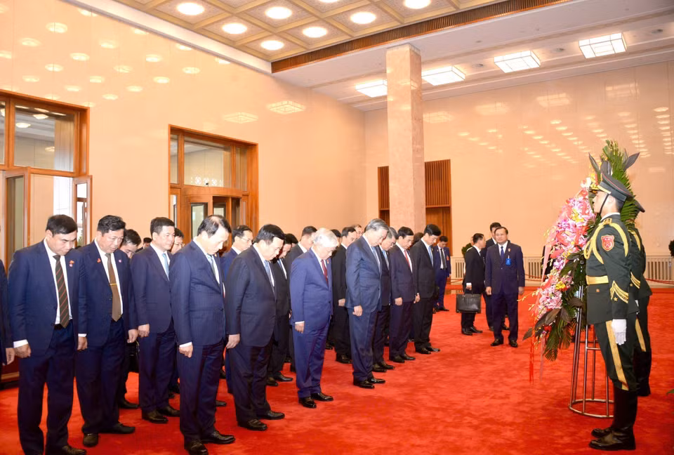 Tổng Bí thư, Chủ tịch nước Tô Lâm và các đại biểu thực hiện nghi thức tưởng niệm Chủ tịch Mao Trạch Đông. (Ảnh: Trí Dũng/TTXVN)