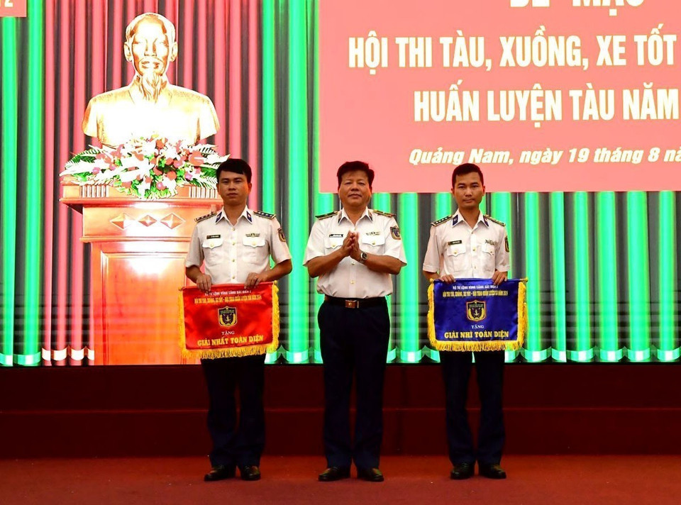 Thiếu tướng Trần Quang Tuấn, Tư lệnh Vùng trao cờ cho các tàu đạt giải Nhất, Nhì toàn diện Hội thi tàu, xuồng, xe tốt-Hội thao huấn luyện tàu. (Ảnh: Trịnh Bang Nhiệm/TTXVN)