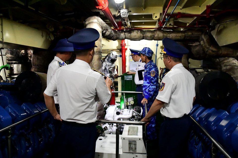 Chiến sỹ thực hiện các phần thi. (Ảnh: Trịnh Bang Nhiệm/TTXVN)