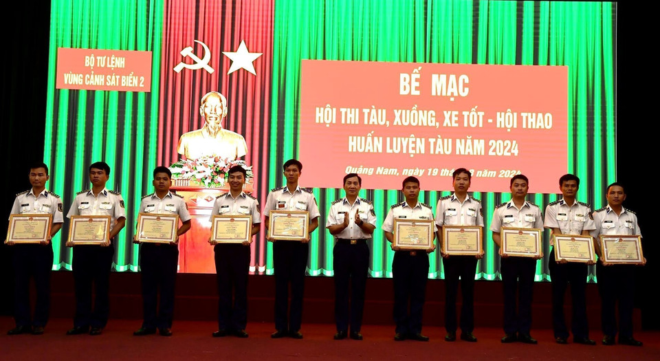 Đại tá Lê Huy Sinh, Chính ủy Vùng trao Giấy khen cho các tập thể đạt giải trong Hội thi tàu, xuồng, xe tốt-Hội thao huấn luyện tàu. (Ảnh: Trịnh Bang Nhiệm/TTXVN)