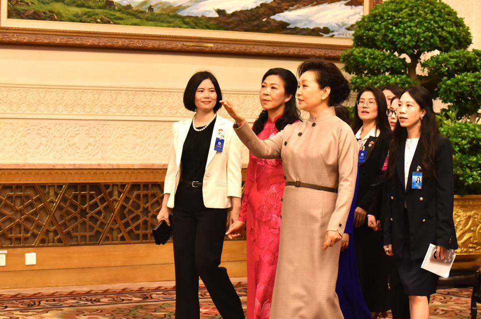 Giáo sư Bành Lệ Viên nhiệt liệt chào mừng Phu nhân Ngô Phương Ly đến thăm Trung Quốc. (Ảnh: Thành Dương/TTXVN)