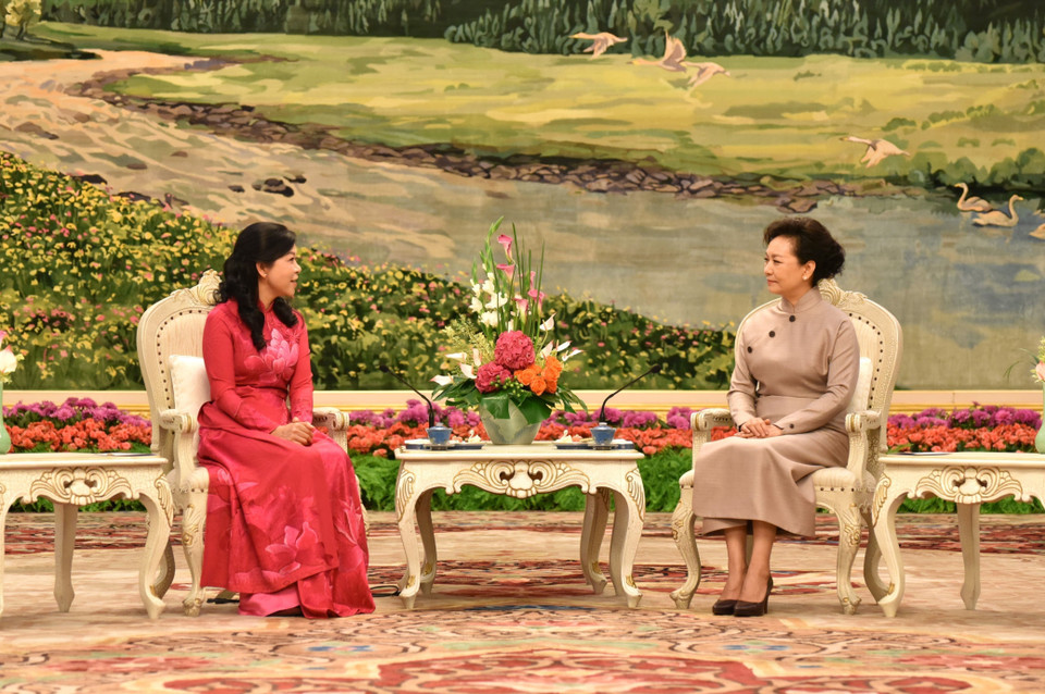 Phu nhân Tổng Bí thư, Chủ tịch nước Tập Cận Bình mời Phu nhân Tổng Bí thư, Chủ tịch nước Tô Lâm thưởng thức tiệc trà. (Ảnh: Thành Dương/TTXVN)