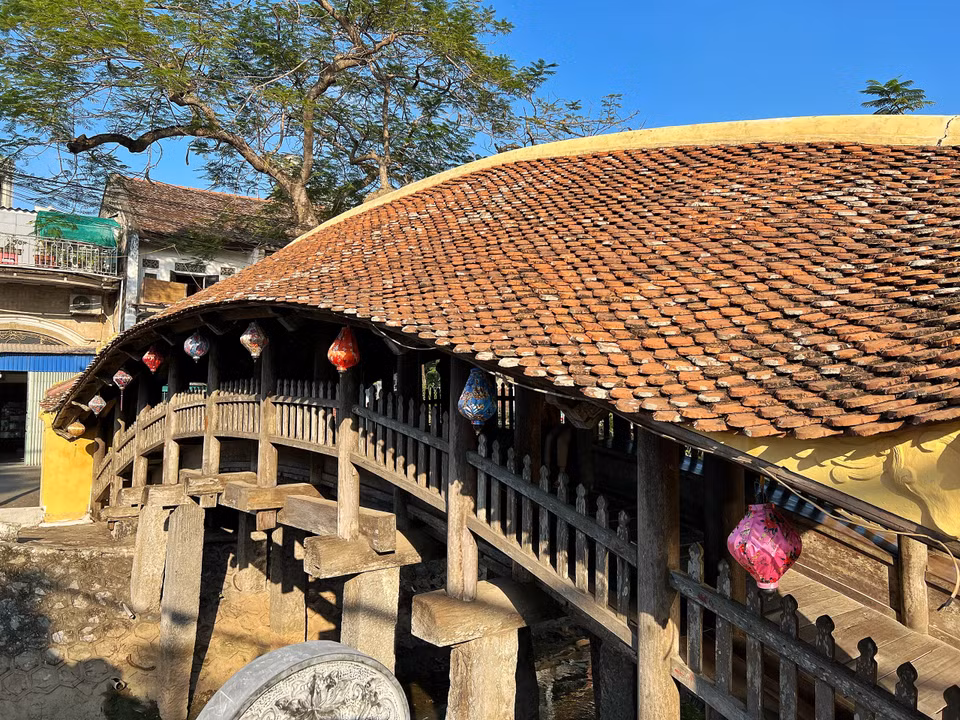 Cầu có 9 gian được dựng trên 18 cột đá vuông. Phía trên cột đá là hệ thống xà ngang, xà dọc bằng gỗ to chắc để đỡ dầm cầu và nâng sàn cầu. (Ảnh: Mai Mai/Vietnam+)