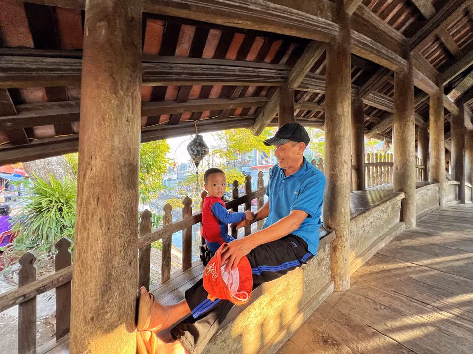 Nơi đây giờ trở thành điểm dừng chân của cả du khách và người dân trong làng. (Ảnh: Mai Mai/Vietnam+)