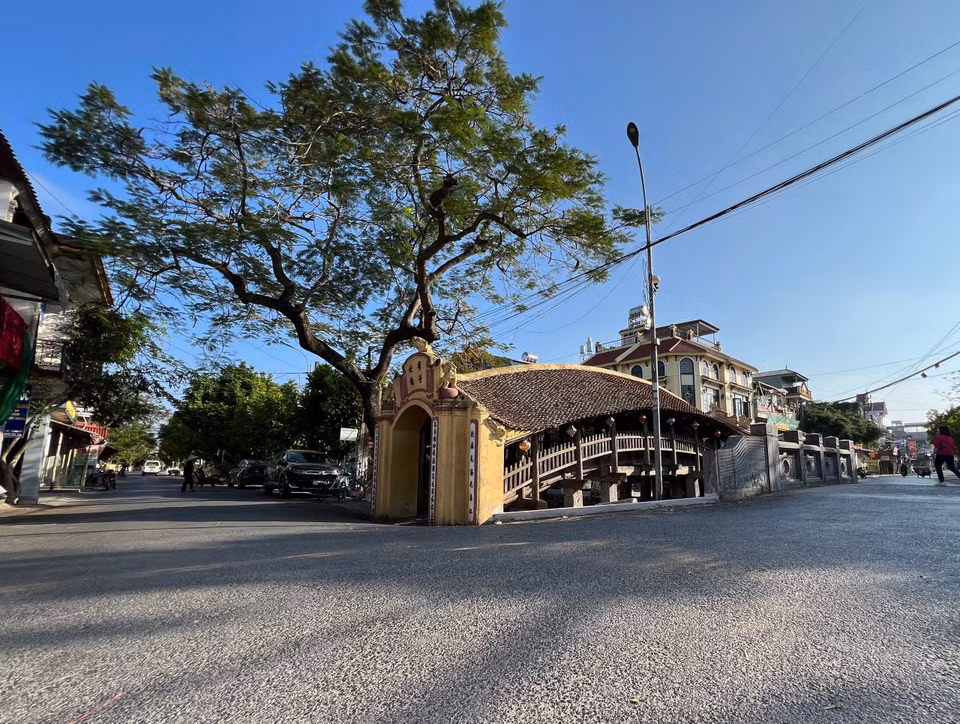 Đặc biệt, Cầu Ngói hình thành cùng thời gian với chùa Lương cách đó 150 m, nằm trên trục đường gắn liền với chùa thành một cụm di tích. (Ảnh: Mai Mai/Vietnam+)