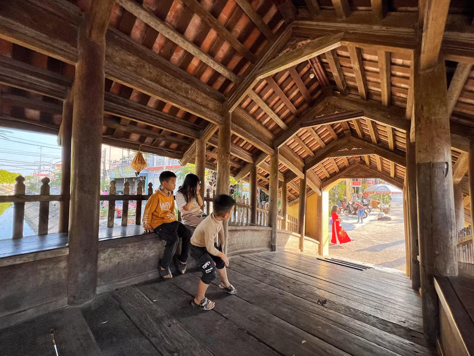 Hai bên lòng cầu là hai dãy hành lang được uốn cong theo lòng cầu. (Ảnh: Mai Mai/Vietnam+)