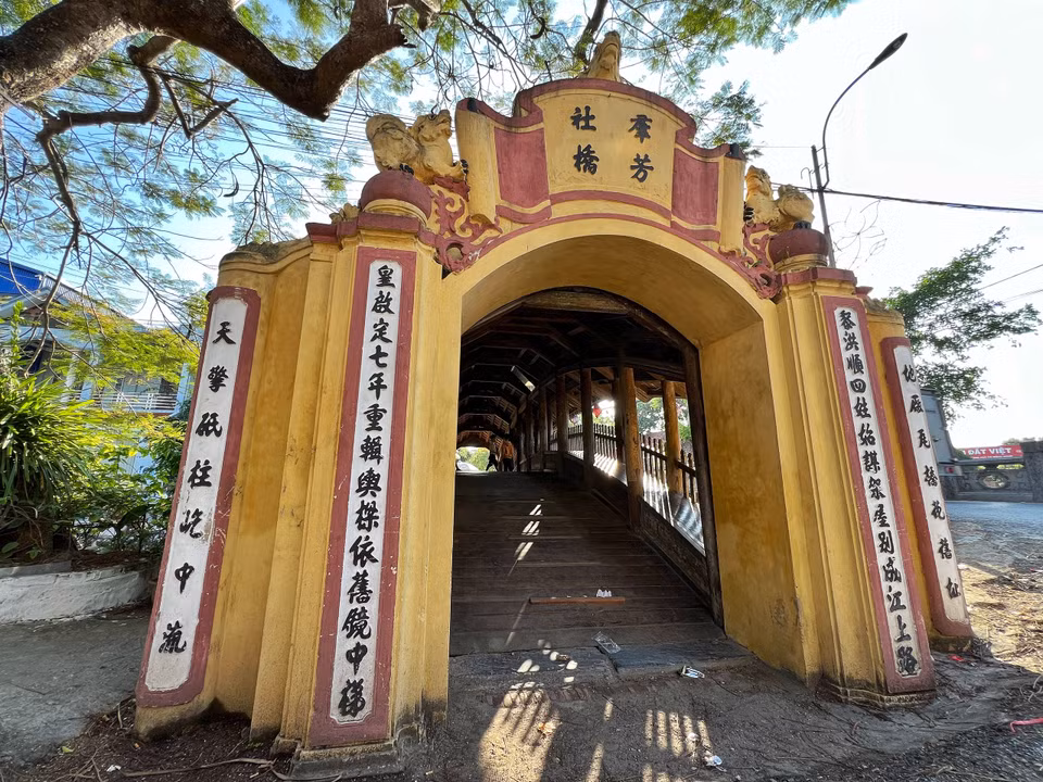 Cầu Ngói không chỉ là công trình giao thông mà còn là công trình nghệ thuật độc đáo, niềm tự hào của người dân Quần Anh xưa. (Ảnh: Mai Mai/Vietnam+)