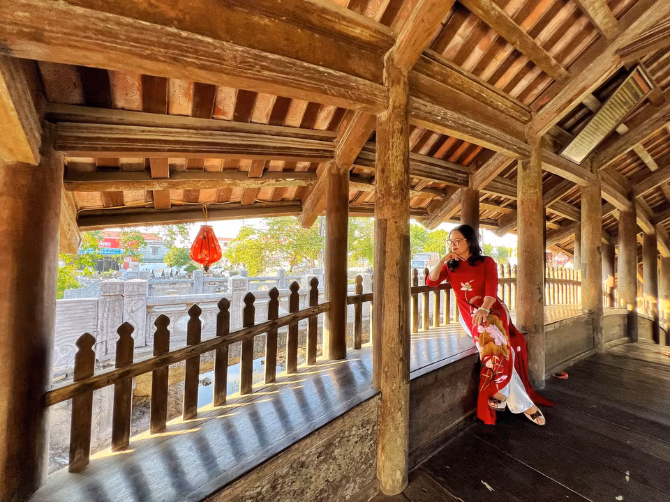 Hành lang cầu là nơi khách có thể dừng chân nghỉ ngơi và ngắm cảnh sông nước, làng quê. (Ảnh: Mai Mai/Vietnam+)