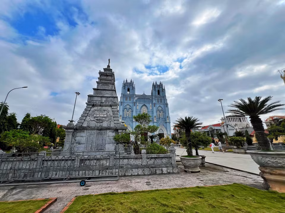 Bên trái có Lăng lưu trữ hài cốt của 83 người tử đạo thuộc họ đạo xứ Phú Nhai cao 15m. (Ảnh: Mai Mai/Vietnam+)