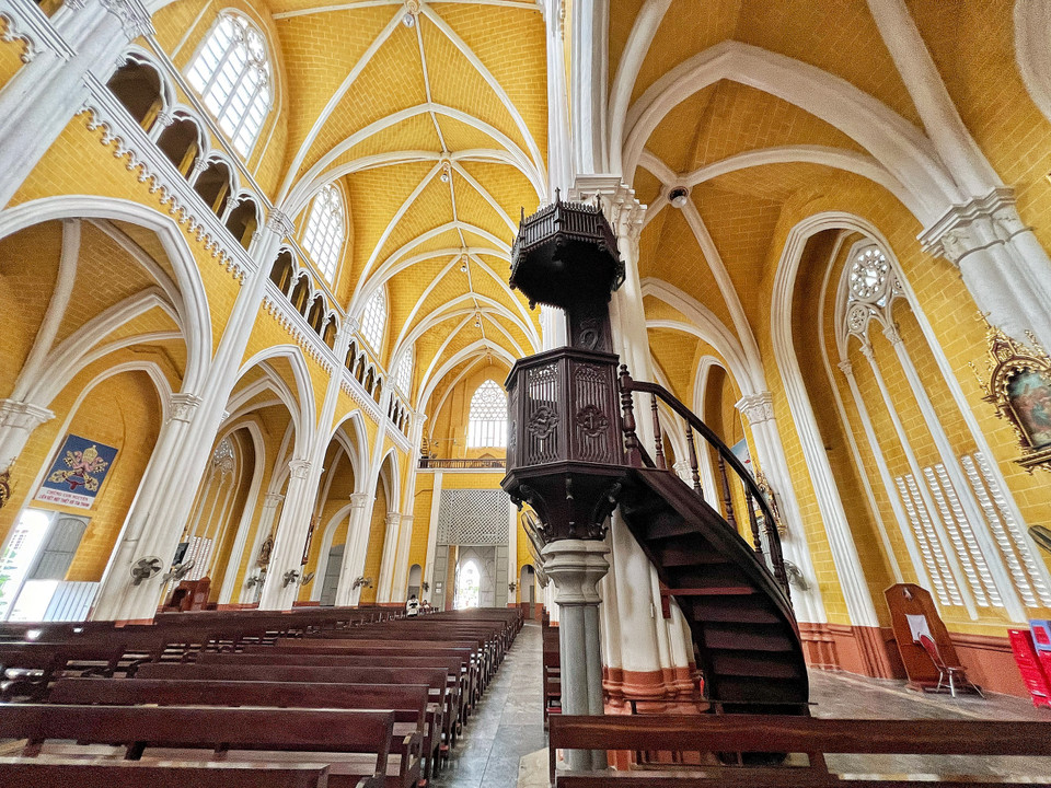 Nhờ thờ mang vẻ đẹp lộng lẫy và hoành tráng của lối kiến trúc Gothic. (Ảnh: Mai Mai/Vietnam+)