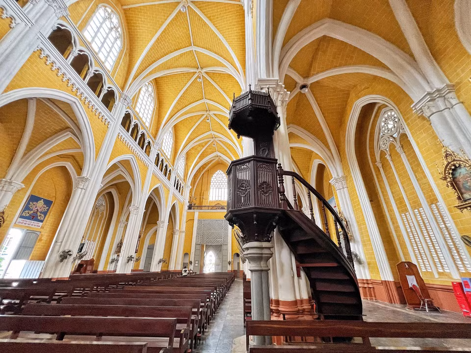 Nhờ thờ mang vẻ đẹp lộng lẫy và hoành tráng của lối kiến trúc Gothic. (Ảnh: Mai Mai/Vietnam+)