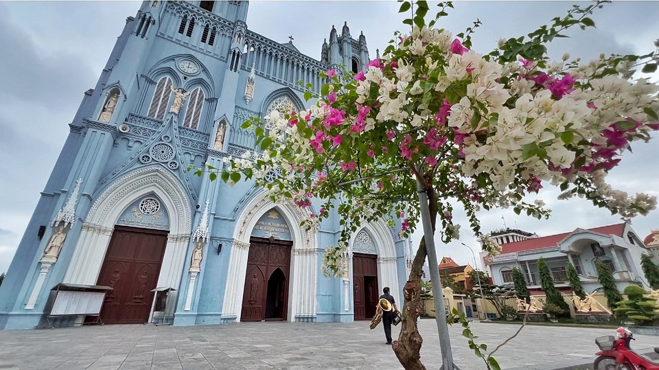 Nhà thờ dài 80 mét, rộng 27 mét, cao 30 mét. Hai tháp chuông cao 44 mét đặt 4 quả chuông được đúc từ Pháp chuyển sang(Ảnh: Mai Mai/Vietnam+)