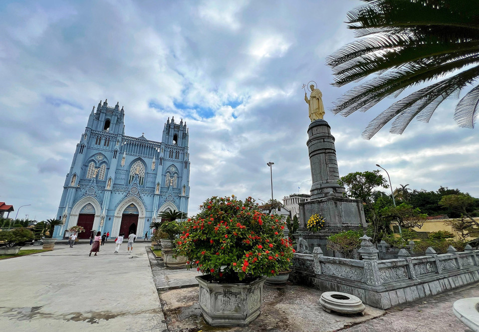 Phía bên phải trước nhà thờ được đặt tượng Thánh Đa Minh, vị thánh Công giáo sáng lập ra dòng truyền giáo Dominico từ thế kỉ 12, cũng là dòng truyền giáo đầu tiên đến Việt Nam vào thế kỉ 16. (Ảnh: Mai Mai/Vietnam+)