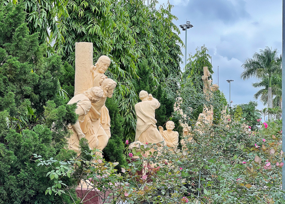 Dọc bên ngoài nhà thờ là những bức tượng điêu khắc, tái hiện lại hành trình có tên "14 đàng Thánh giá," 14 thương khó mà Chúa Jesus đã phải chịu đựng, từ khi bị quan Philato luận tội cho tới thời điểm Phục sinh.(Ảnh: Mai Mai/Vietnam+)