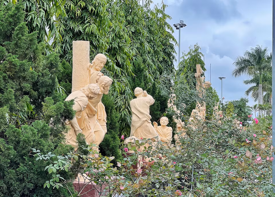 Dọc bên ngoài nhà thờ là những bức tượng điêu khắc, tái hiện lại hành trình có tên "14 đàng Thánh giá," 14 thương khó mà Chúa Jesus đã phải chịu đựng, từ khi bị quan Philato luận tội cho tới thời điểm Phục sinh.(Ảnh: Mai Mai/Vietnam+)
