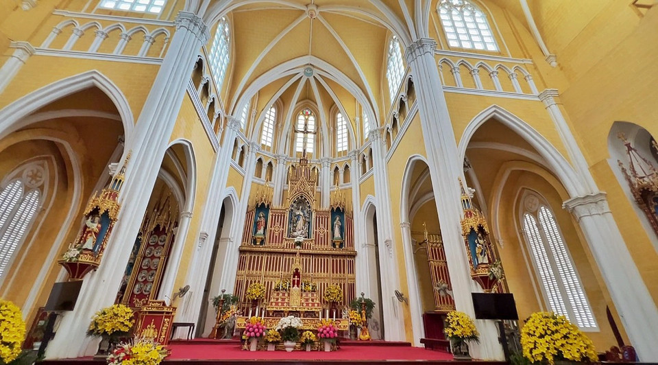 Cũng như các nhà thờ Công giáo khác, nhà thờ Phú Nhai kiến trúc theo chiều dọc, ban thờ ở cuối cùng, ngoài tượng Chúa Giesu ngự trị ở ngôi vị cao nhất, bên dưới có tượng Đức Mẹ Vô Nhiễm Nguyên Tội được điêu khắc tỉ mỉ. (Ảnh: Mai Mai/Vietnam+)