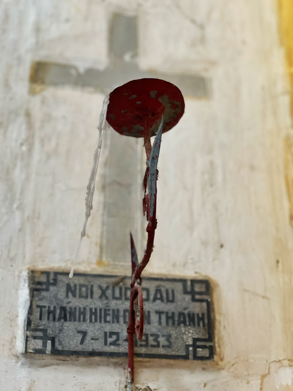 Mỗi chi tiết trong nhà thờ đều mang dấu ấn của thời gian. (Ảnh: Mai Mai/Vietnam+)