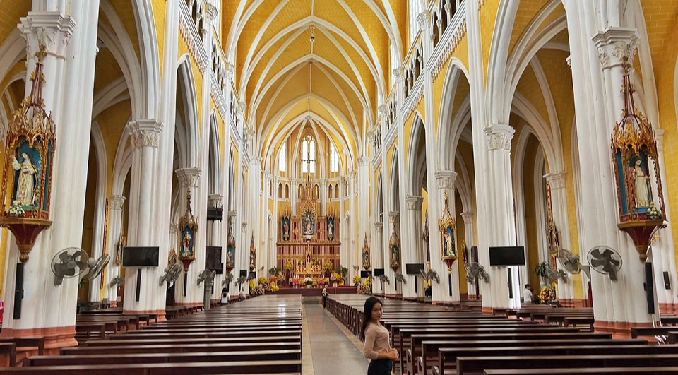 Bước vào bên trong nhà thờ là không gian đồ sộ của lối kiến trúc Gothic với những mái vòm nhọn cao vút mang vẻ đẹp lộng lẫy, hoành tráng. (Ảnh: Mai Mai/Vietnam+)