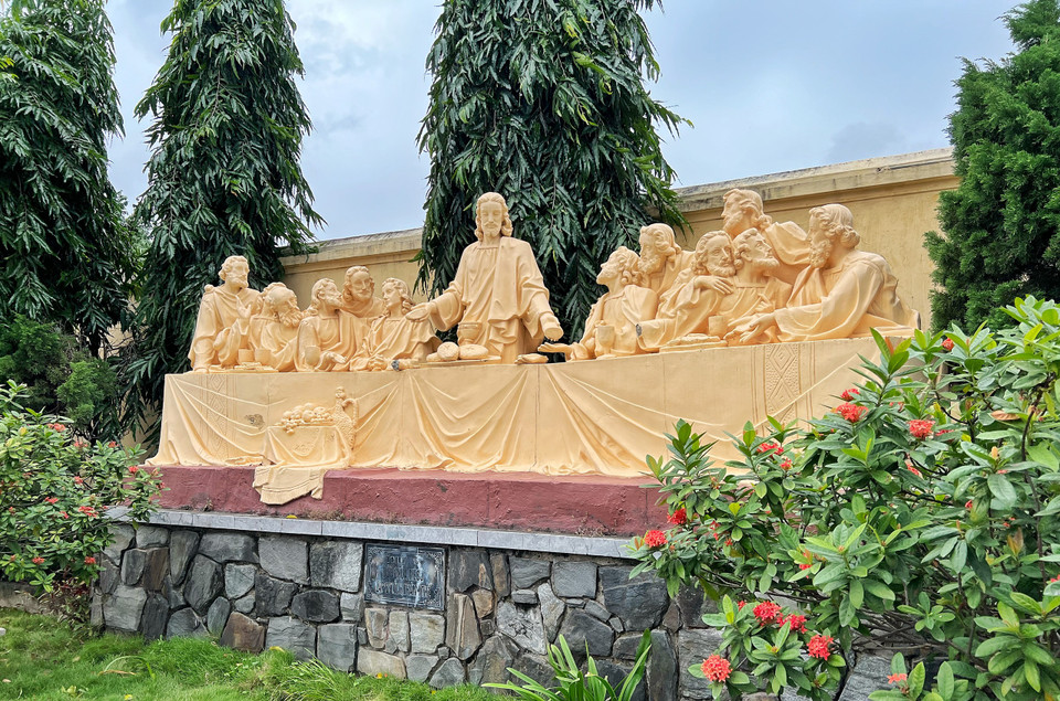 Mỗi bức tượng điêu khắc mang đến một câu chuyện xúc động về Chúa Jesus. (Ảnh: Mai Mai/Vietnam+)