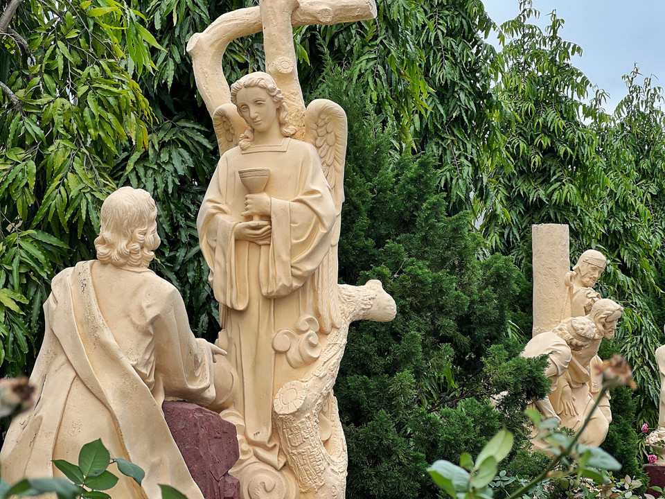 Lịch sử chứa đựng trong những bức tượng điêu khắc. (Ảnh: Mai Mai/Vietnam+)