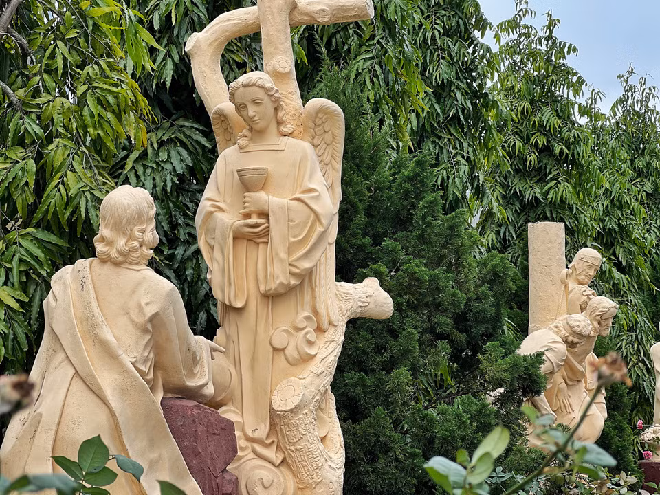 Lịch sử chứa đựng trong những bức tượng điêu khắc. (Ảnh: Mai Mai/Vietnam+)