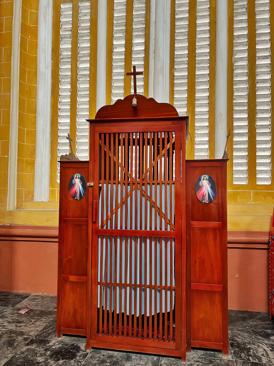 Góc xưng tội của các con chiên với Cha xứ. (Ảnh: Mai Mai/Vietnam+)