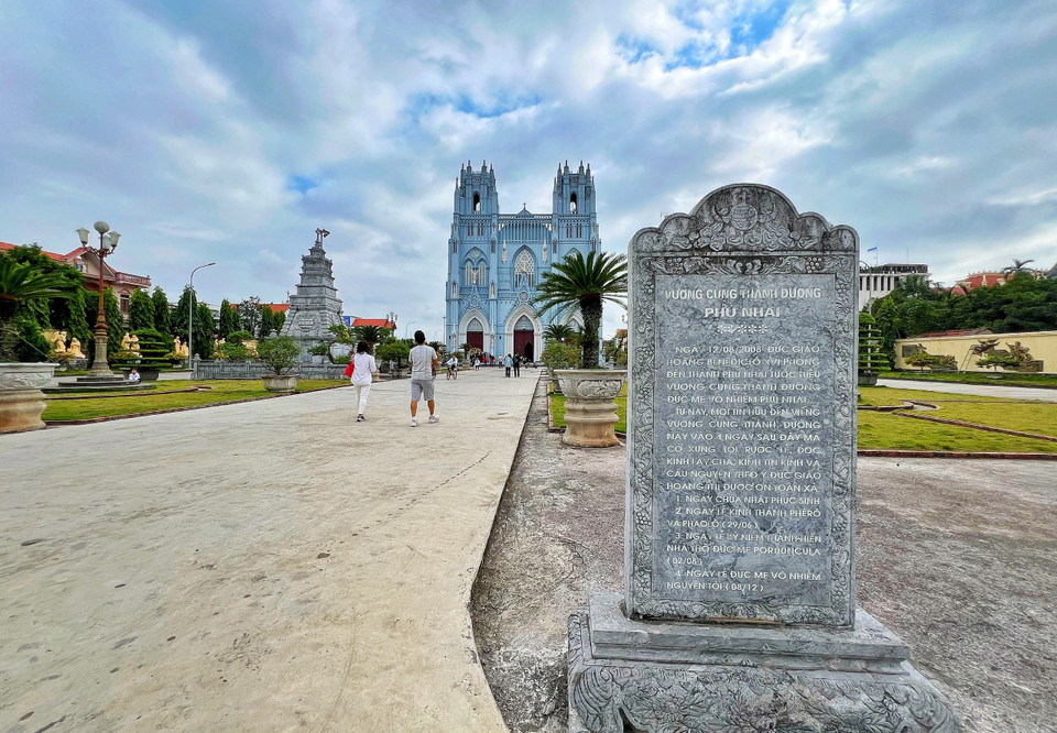 Nhà thờ Phú Nhai (tỉnh Nam Định) là một trong những nhà thờ đẹp nhất Việt Nam với lối kiến trúc Gothic ấn tượng. (Ảnh: Mai Mai/Vietnam+)