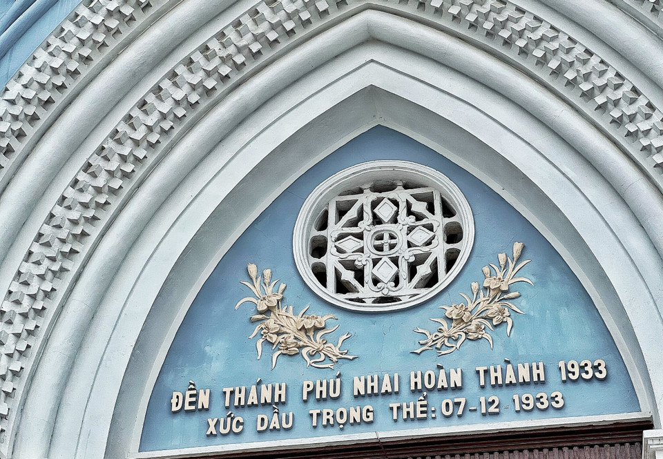Nhà thờ khởi công từ năm 1866 do chính các Giám mục và Linh mục Pháp cho xây dựng. Khánh thành năm 1922 nhưng bị cơn bão lớn tàn phá nặng nề năm 1929, sau đó, nhà thờ tiếp tục được xây dựng lại và hoàn thành năm 1933. (Ảnh: Mai Mai/Vietnam+)