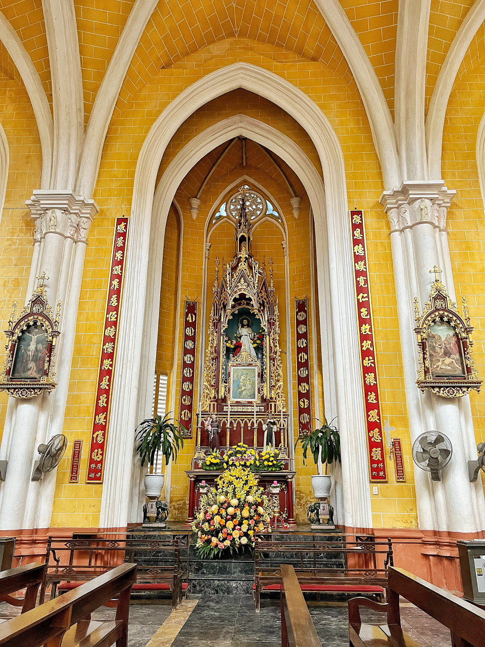 Phú Nhai là nơi tổ chức các ngày lễ Công giáo lớn trong năm như ngày 7/12 (cung hiến nhà thờ Phú Nhai), ngày 8/12 (lễ Đức Mẹ Vô Nhiễm Nguyên Tội của giáo xứ Phú Nhai), lễ Noel 24/12. (Ảnh: Mai Mai/Vietnam+)